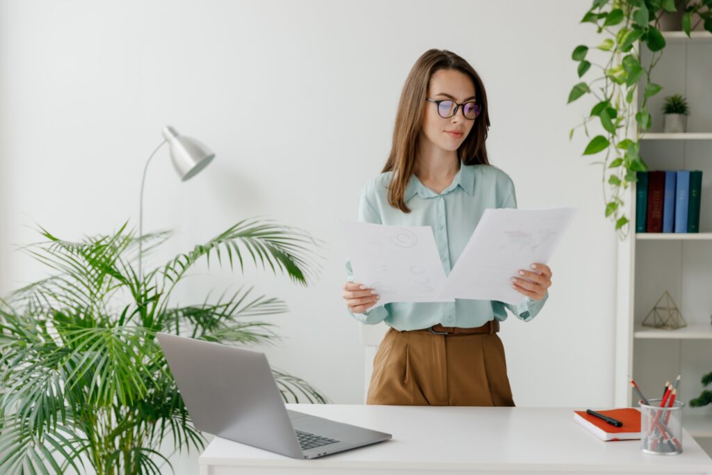 Een factuur opstellen en versturen. Hoe doe ik dat? 123Onlineboekhouding legt het uit.